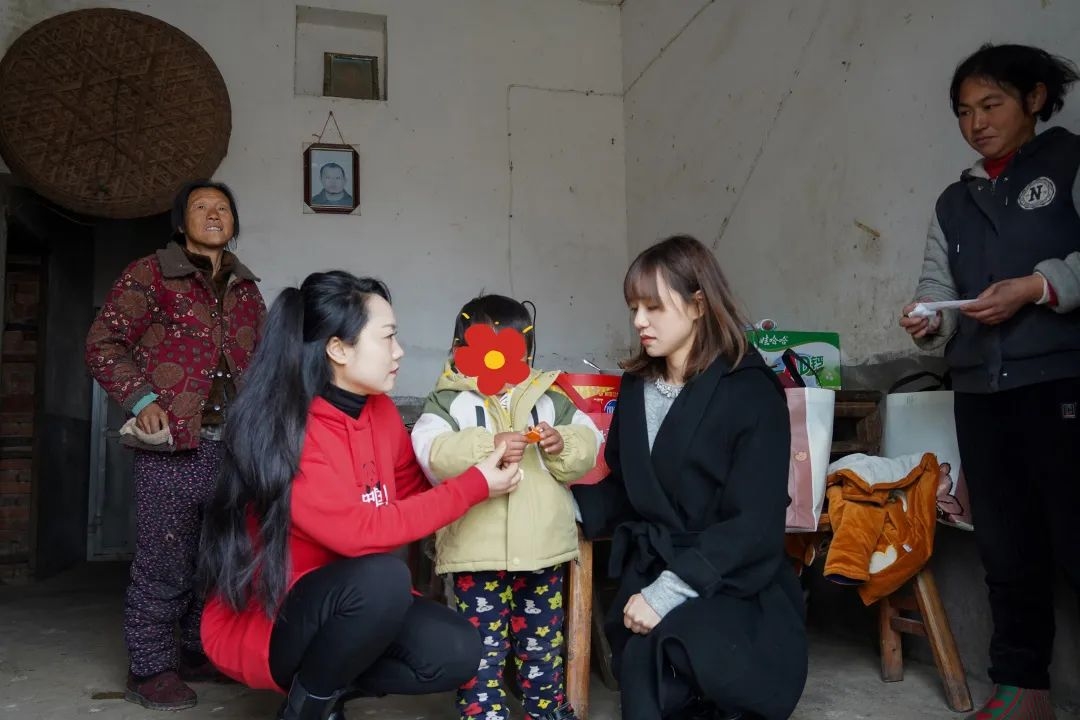 The company's chairman Long Shushan went to Xiaolongshan community to carry out paired assistance activities